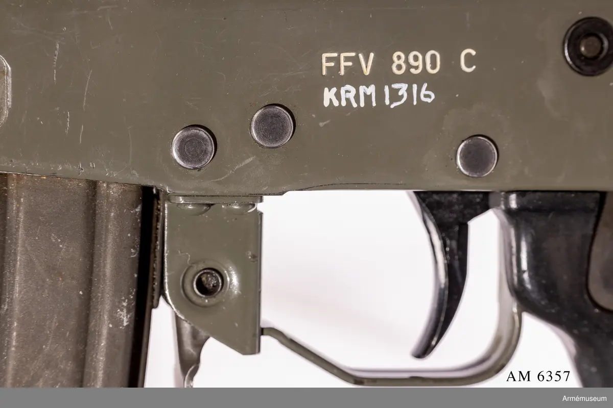 Bil: Skriv. C vapen B 19840921 Finkalib 33/84.
Kaliber 5,56 x 45 mm, tillverkningsnr 947, längd med infälld kolv 625 mm.

Vapnet är försett med hålsikte, fällbara mörkerriktmedel, fällbar kolv samt en flamdämpare med diameter 22 mm anpassad  för skjutning av gevärsgranater. För skjutning används en stjärnstrypt drivpatron. Riktmedel: Hålsikte inställbart för 300 m och 500 m, stolpkorn samt mörkerriktmedel. Mekanisk  eldhastighet ca 650 skott/min.

Se utkast till beskrivning Automatkarbin FFV 890 C (A:A  M4800/3:1/79) 1979-03-05.