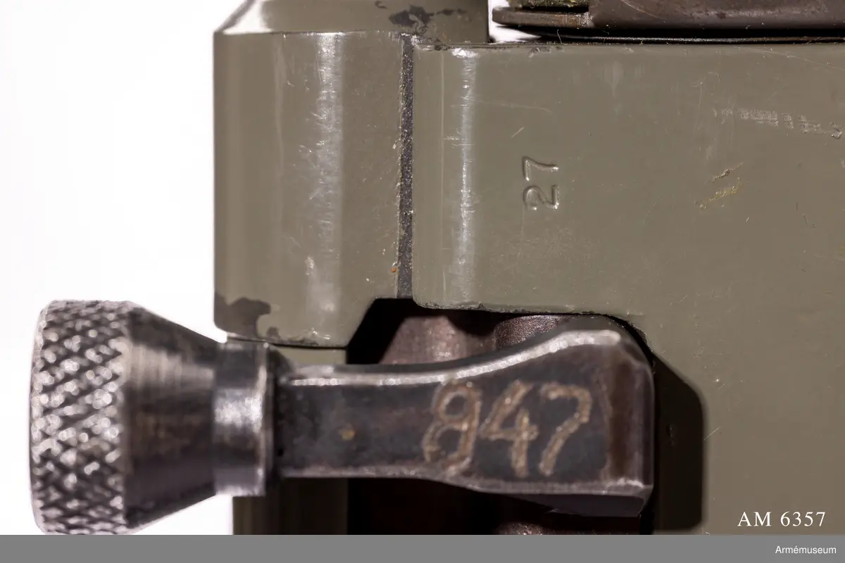 Bil: Skriv. C vapen B 19840921 Finkalib 33/84.
Kaliber 5,56 x 45 mm, tillverkningsnr 947, längd med infälld kolv 625 mm.

Vapnet är försett med hålsikte, fällbara mörkerriktmedel, fällbar kolv samt en flamdämpare med diameter 22 mm anpassad  för skjutning av gevärsgranater. För skjutning används en stjärnstrypt drivpatron. Riktmedel: Hålsikte inställbart för 300 m och 500 m, stolpkorn samt mörkerriktmedel. Mekanisk  eldhastighet ca 650 skott/min.

Se utkast till beskrivning Automatkarbin FFV 890 C (A:A  M4800/3:1/79) 1979-03-05.
