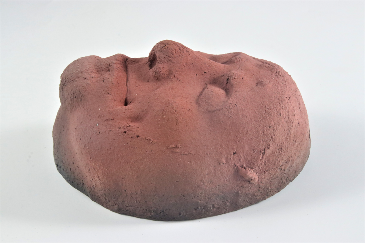 Johan Thunell, skulptur eller mask, lergods, tegelröd, raku. Egen verkstad, 2021.