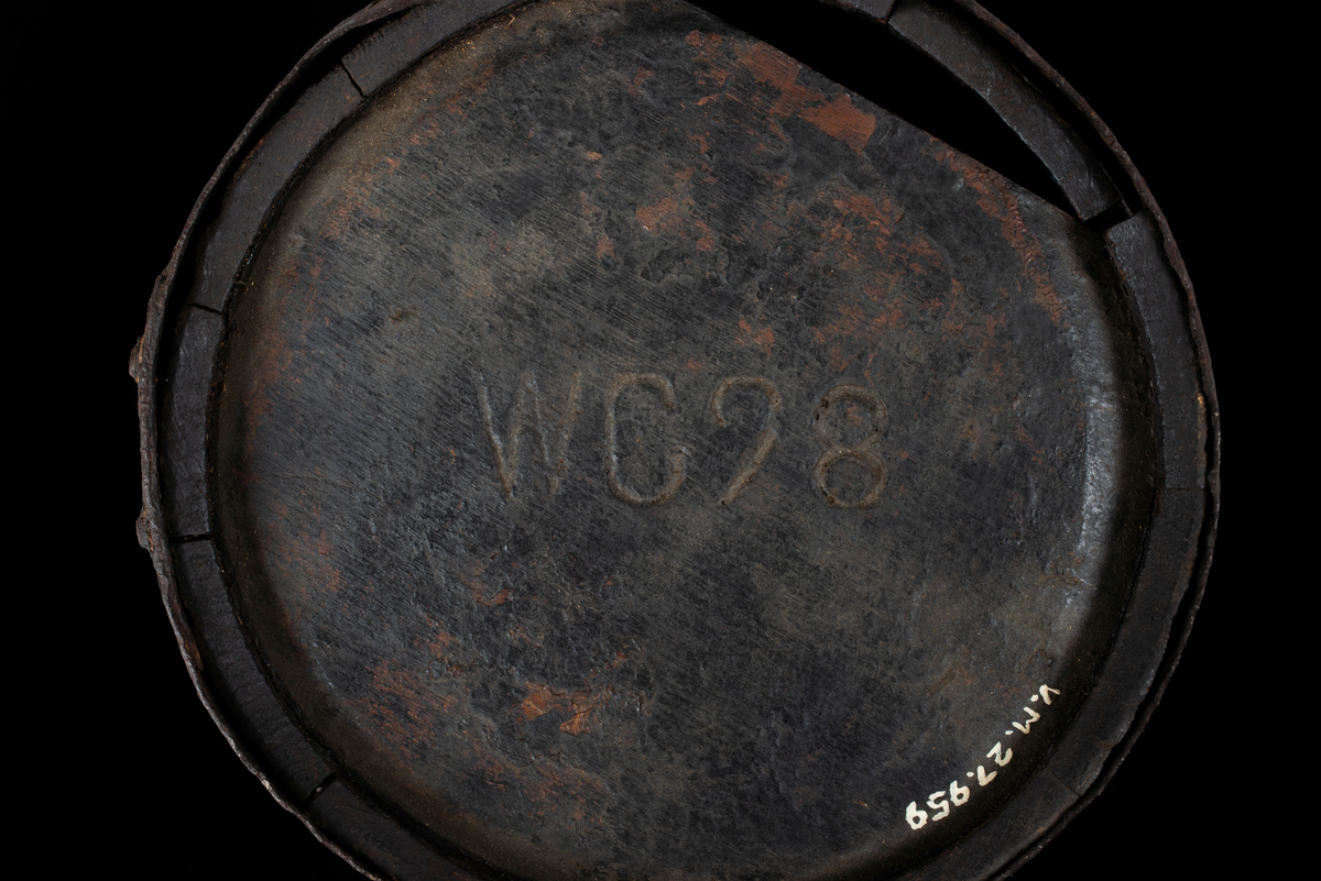 Lettetunna bestående av brännvinskutting av ek. Påsatt ögla för fäste av reptamp. Märkt "WC 98." 