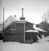 Norra gaveln till fastigheten Repslagaregatan 18 i Linköping. Ålderdomligt hus som bestod sitt centrala läge i staden in på 1950-talet. Det vita huset till vänster i bakgrunden låg tills det revs i hörnet av Repslagaregatan-Nygatan.