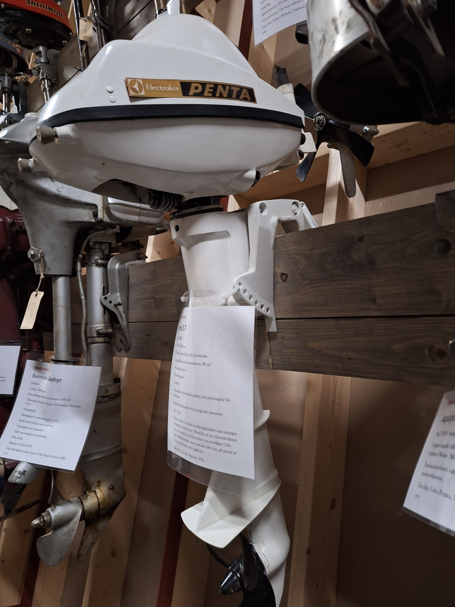 Utombordsmotor Penta E7. Encylindrig tvåtakts bensinmotor, 88 kubik (cc). Tillverkad 1962-1987. 6,1 hk/5600 rpm. 
Svänghjulsmagnet och flottörförgasare. Luftkyld.  Manuell startknapp med återgåene startsnöre.