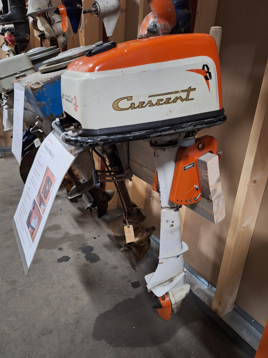 Utombordsmotor Crescent Marin 3 tillverkad 1960. 3 hk. Encylindrig, tvåtakts bensinmotor  58 kubik (cc).
Stefa tänksystem med belysningsuttag på 6 Volt, 17 watt..
Luftkyld. Omsvångbar 360 grader.