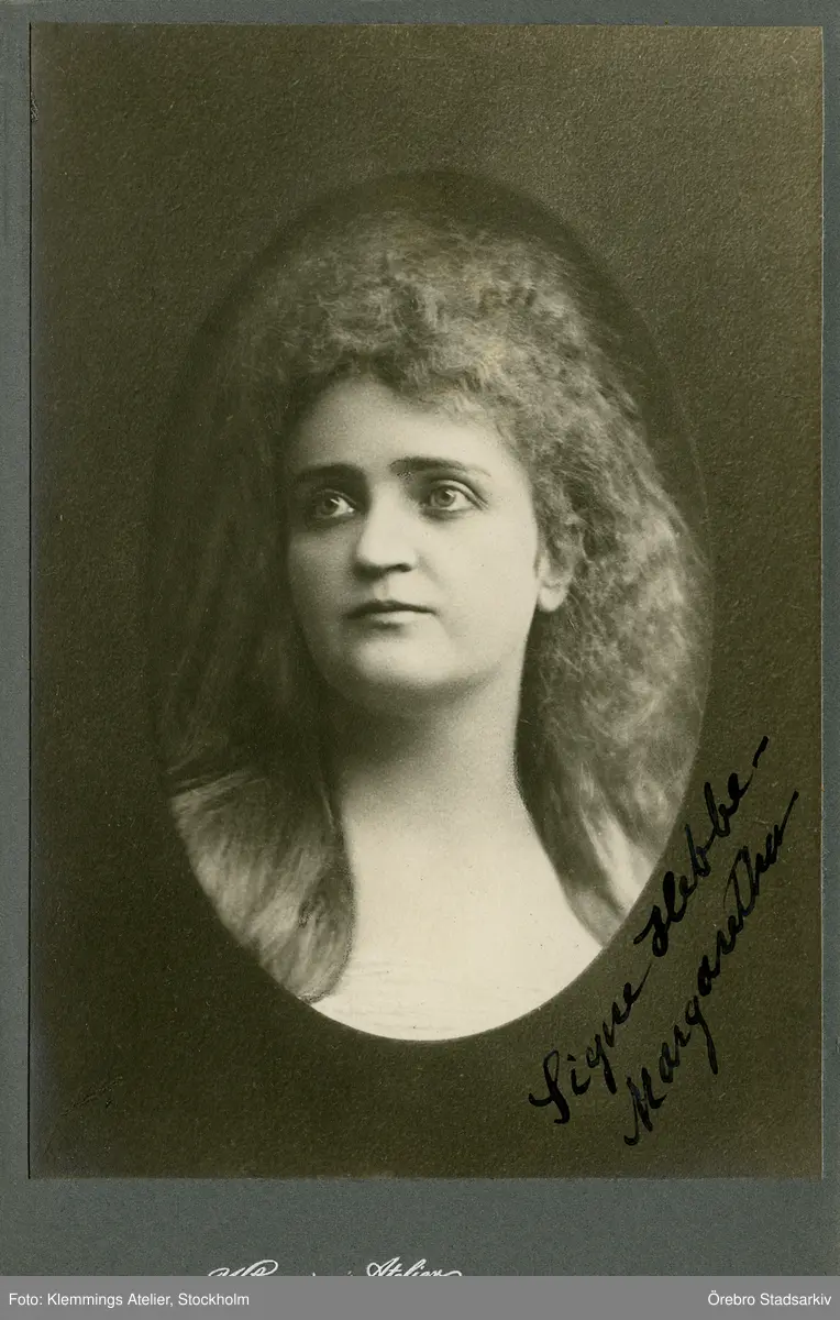 Signe Hebbe var operasångerska och teaterpedagog, verksam 1855–1925. Hon införde nya romantisk-realistiska stilideal som blev rådande för flera generationer operasångare och