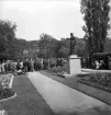 Nykterhetsfolkets dag. Kransnedläggning m.m. vid Peter Wieselgrens staty i  Linnéparken. I bakgrunden skymtar taket till Östregårds villa.