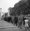 Hantverkets dag. Ett demonstrationståg är på in genom entrén till jubileumsutställningen i Kronobergsgatans förlängning.