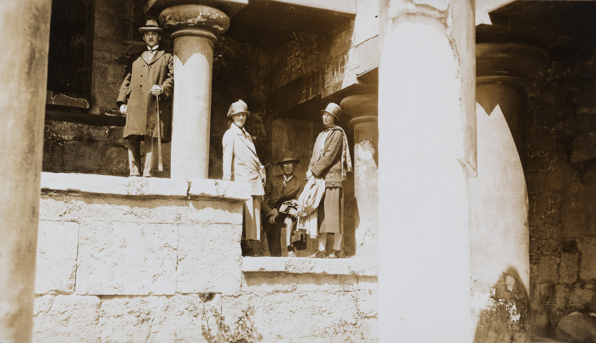 Reisefølge fotografert i Kong Minos palass Knossos på Kreta. Fra venstre Hans Westfal-Larsen, Nini Egeberg, Magnus (?) og Lucy Egeberg. Fotografert april 1925 under ekteparet Egebergs cruise i Middelhavet.