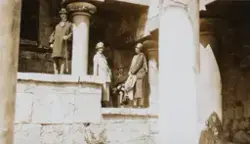 Reisefølge fotografert i Kong Minos palass Knossos på Kreta. Fra venstre Hans Westfal-Larsen, Nini Egeberg, Magnus (?) og Lucy Egeberg. Fotografert april 1925 under ekteparet Egebergs cruise i Middelhavet.