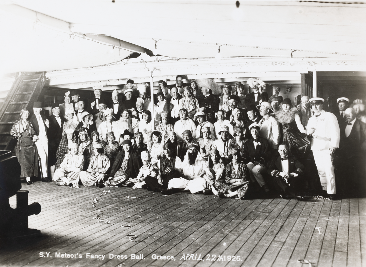 Gruppebilde av besetning og passasjerer på S/Y "Meteor" i forbindelse med et karneval på skipet. Fotografert i april 1925 under ekteparet Egebergs cruise i Middelhavet.