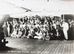 Gruppebilde av besetning og passasjerer på S/Y "Meteor" i forbindelse med et karneval på skipet. Fotografert i april 1925 under ekteparet Egebergs cruise i Middelhavet.