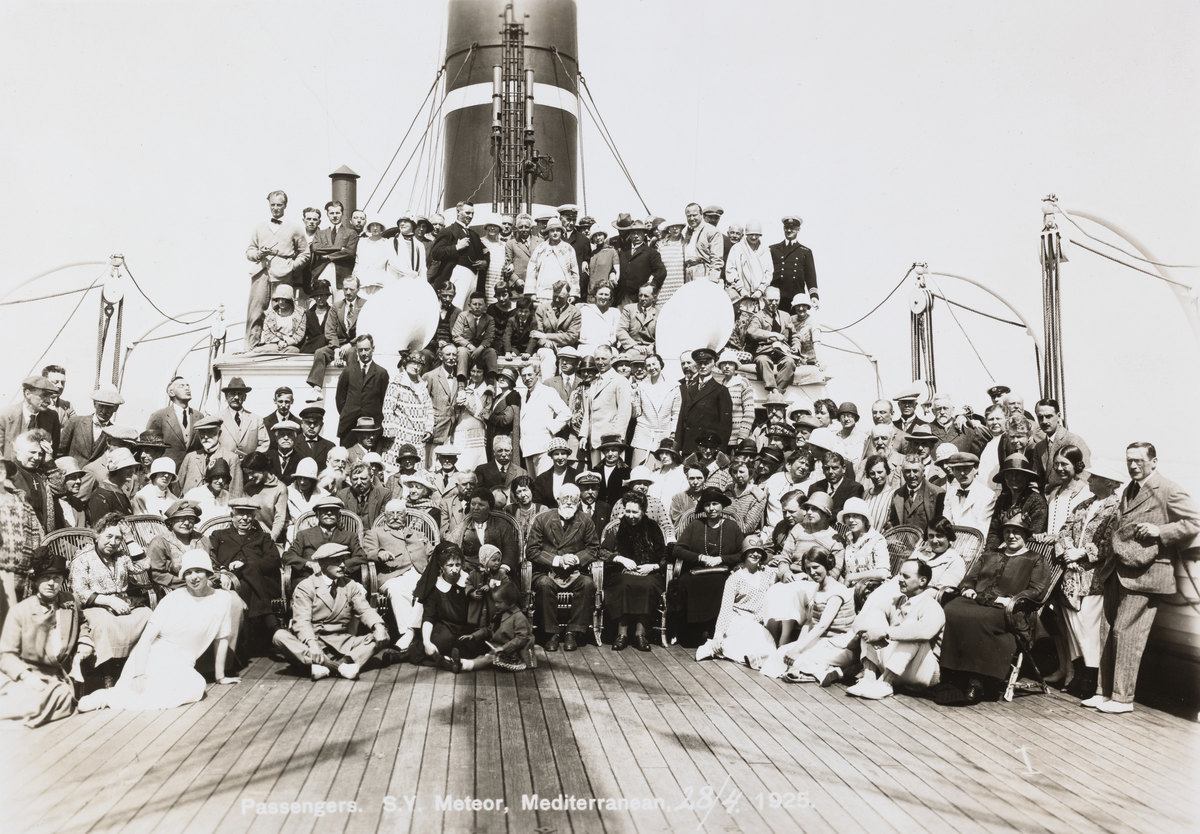 Gruppebilde av passasjerer og antagelig kapteinen om bord på S/Y "Meteor". Fotografert april 1925 under ekteparet Egebergs cruise i Middelhavet.