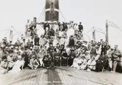 Gruppebilde av passasjerer og antagelig kapteinen om bord på S/Y "Meteor". Fotografert april 1925 under ekteparet Egebergs cruise i Middelhavet.