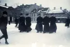 På Larmtorget 15 Mars 1896. Helga Kreuger, Annie Rosberg, Lilli Sahlberg. Hertha Maijström och Ellen Harberg.