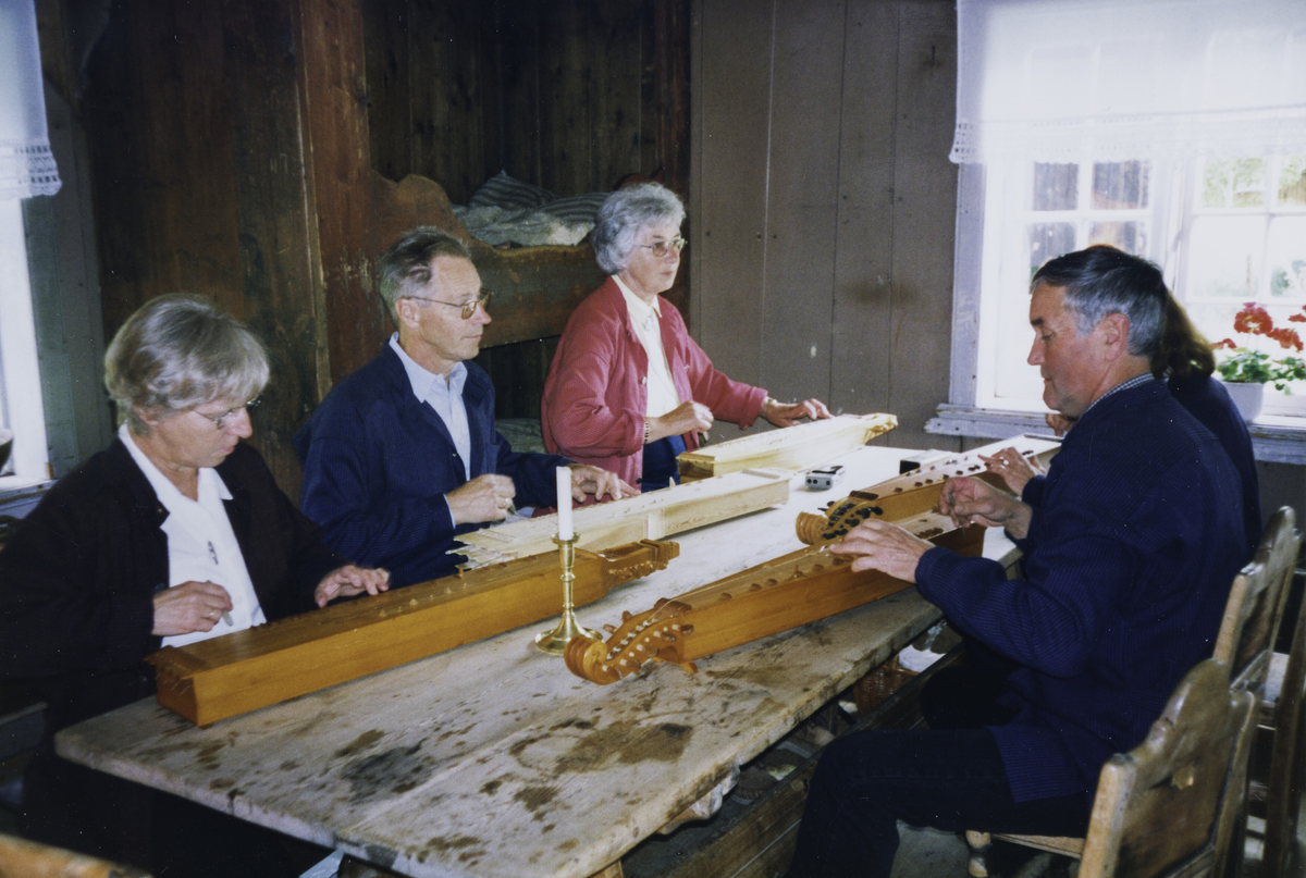 Familiedag på Eiktunet sommeren 2000, fem personer spiller på langeleik.