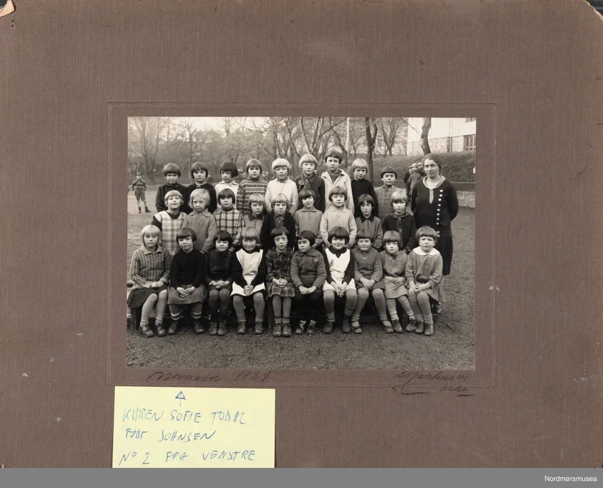 Klassefoto, datert november 1929. På bildet ser vi bl.a. Karen Sofie Todal født Johnsen som nr. 2 fra venstre i første rekke.