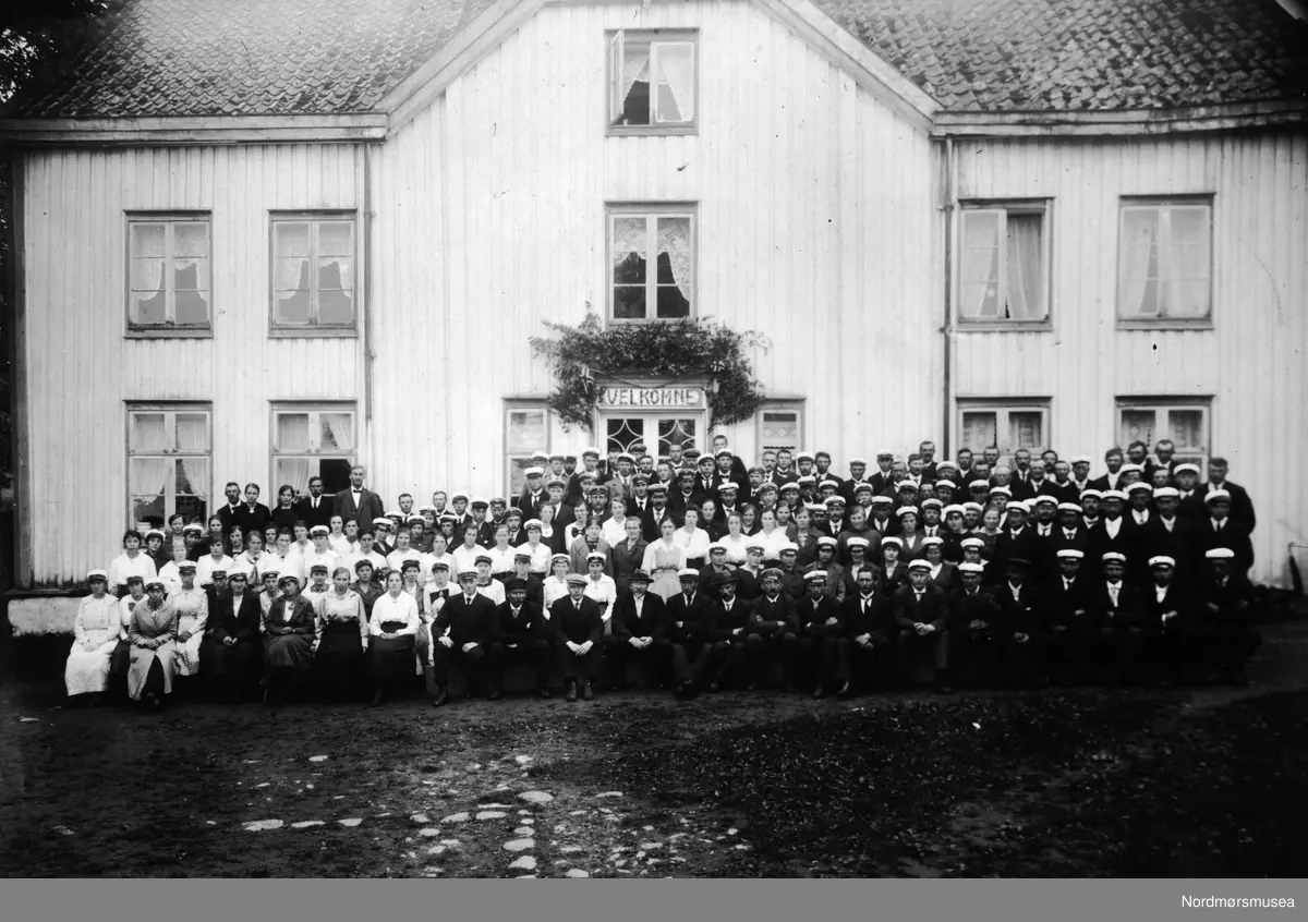 Sangerstevne på Bremsnes i Averøy kommune, 1919. Her med deltakere fra Tordenskjold.