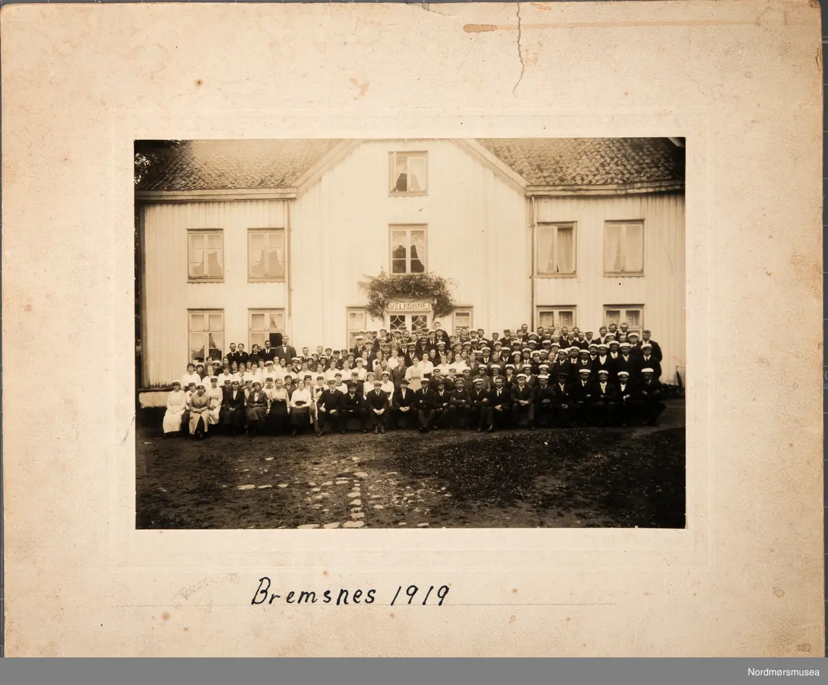 Sangerstevne på Bremsnes i Averøy kommune, 1919. Her med deltakere fra Tordenskjold.