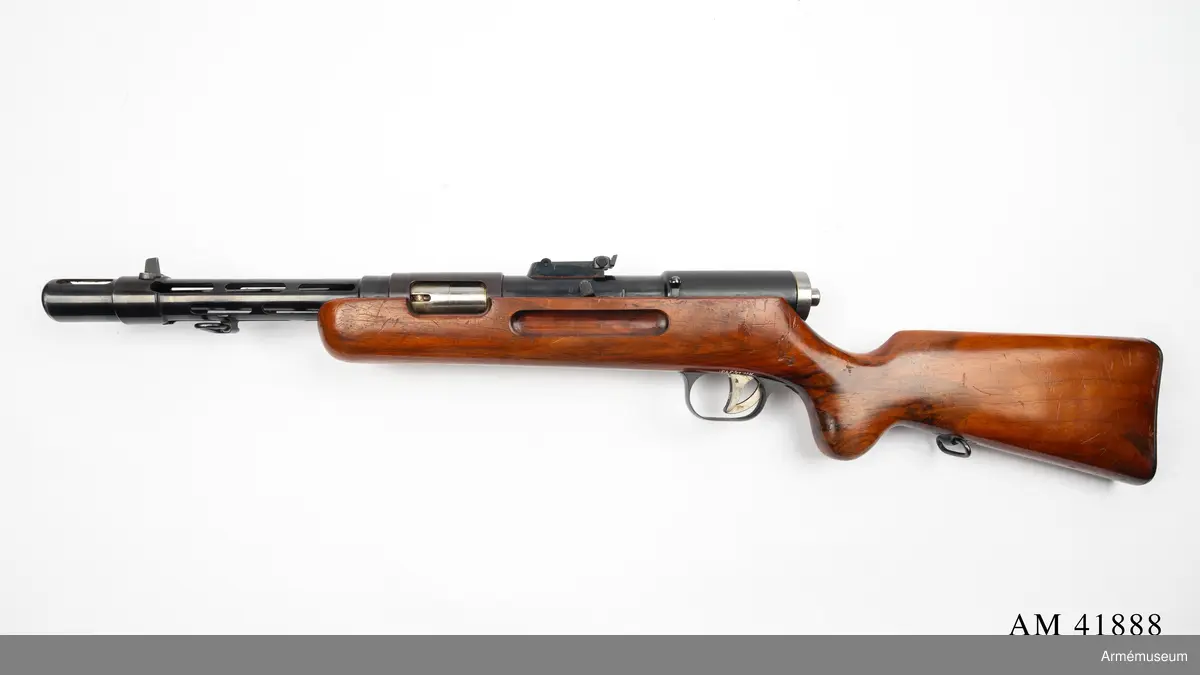 Kpist m/1939 hade två olika piplängder och detta exemplar är med den kortare pipan, 850 mm, liksom även AM.041886. Jämför med den längre pipan, 950 mm. 

Magasinet rymde 32 skott och eldhastigheten omkring 700 skott per minut.