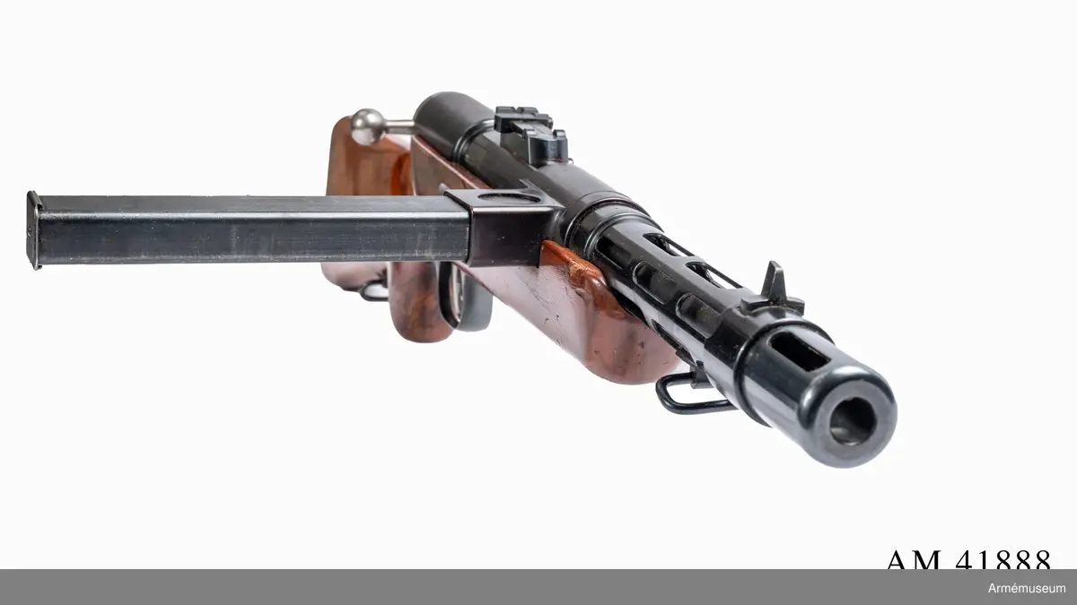Kpist m/1939 hade två olika piplängder och detta exemplar är med den kortare pipan, 850 mm, liksom även AM.041886. Jämför med den längre pipan, 950 mm. 

Magasinet rymde 32 skott och eldhastigheten omkring 700 skott per minut.