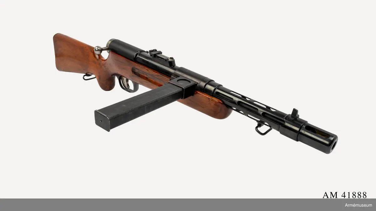 Kpist m/1939 hade två olika piplängder och detta exemplar är med den kortare pipan, 850 mm, liksom även AM.041886. Jämför med den längre pipan, 950 mm. 

Magasinet rymde 32 skott och eldhastigheten omkring 700 skott per minut.