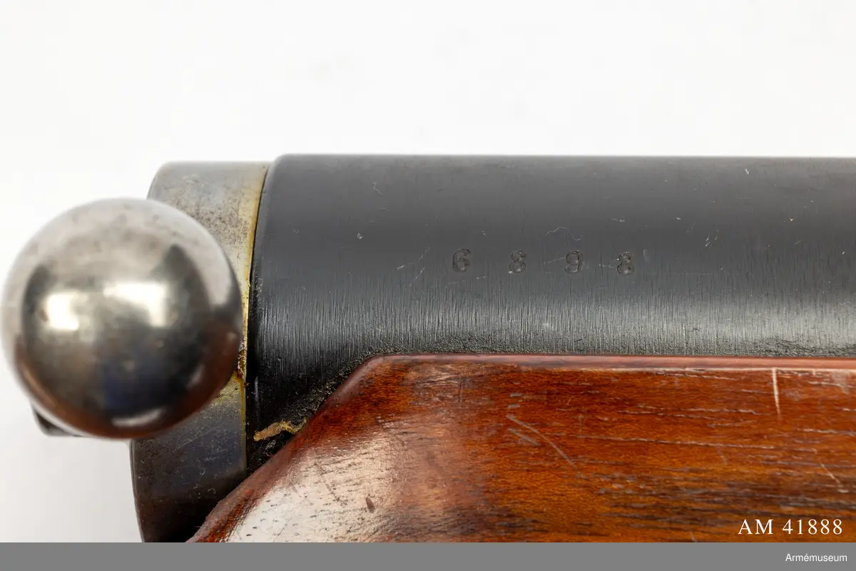 Kpist m/1939 hade två olika piplängder och detta exemplar är med den kortare pipan, 850 mm, liksom även AM.041886. Jämför med den längre pipan, 950 mm. 

Magasinet rymde 32 skott och eldhastigheten omkring 700 skott per minut.