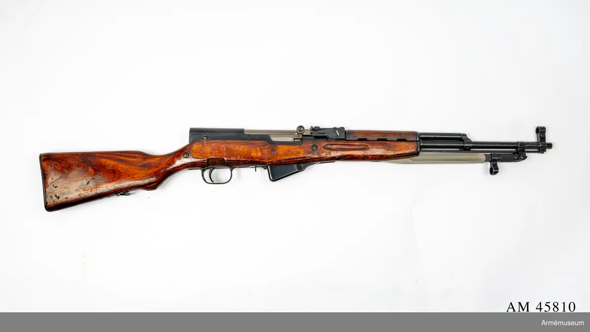 Grupp E IV.
Halvautomatiskt gevär m/1943 (m/1946?), system Simonov, Ryssland, med fast bajonett. Tillverkningsnummer CA 3679 N.