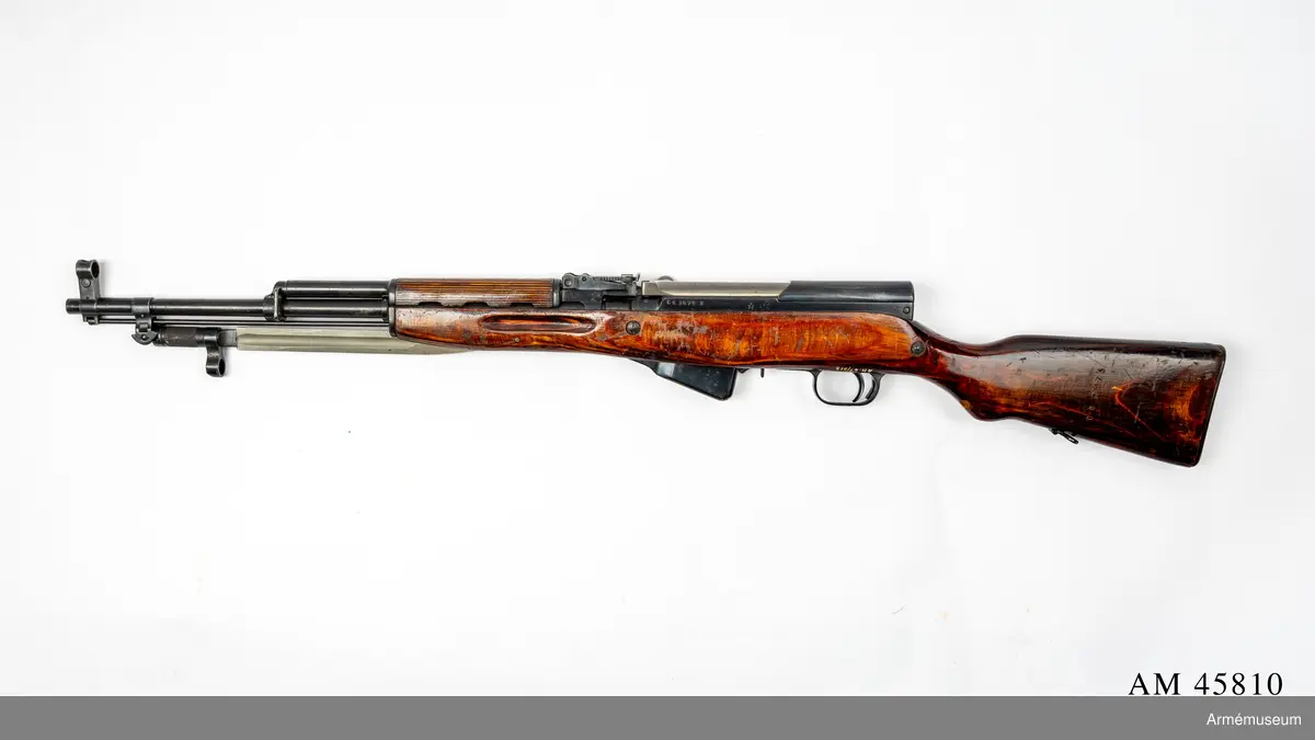 Grupp E IV.
Halvautomatiskt gevär m/1943 (m/1946?), system Simonov, Ryssland, med fast bajonett. Tillverkningsnummer CA 3679 N.