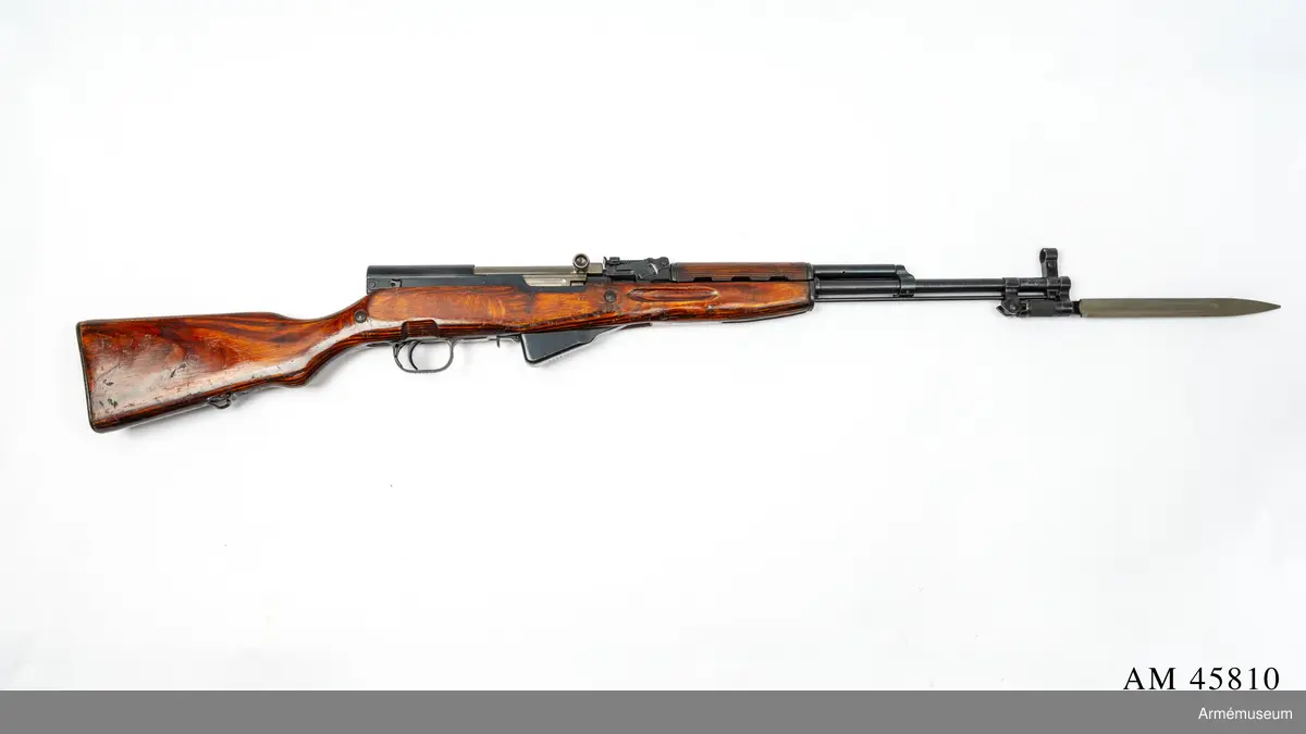 Grupp E IV.
Halvautomatiskt gevär m/1943 (m/1946?), system Simonov, Ryssland, med fast bajonett. Tillverkningsnummer CA 3679 N.