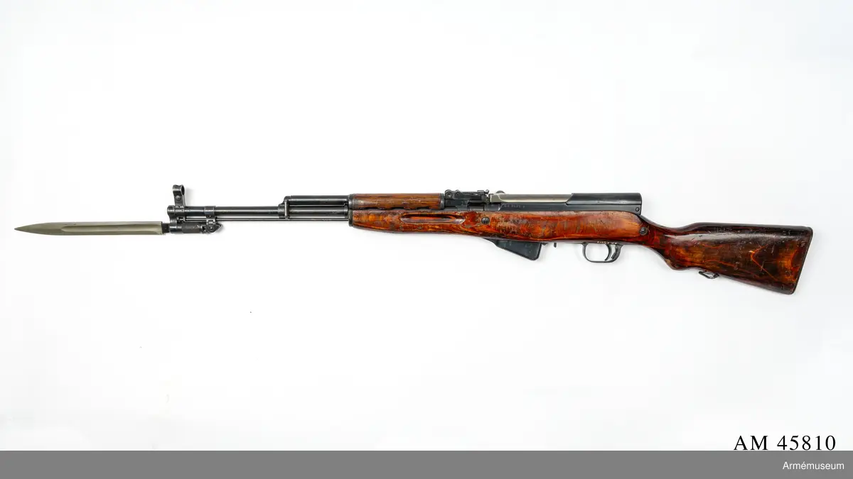 Grupp E IV.
Halvautomatiskt gevär m/1943 (m/1946?), system Simonov, Ryssland, med fast bajonett. Tillverkningsnummer CA 3679 N.