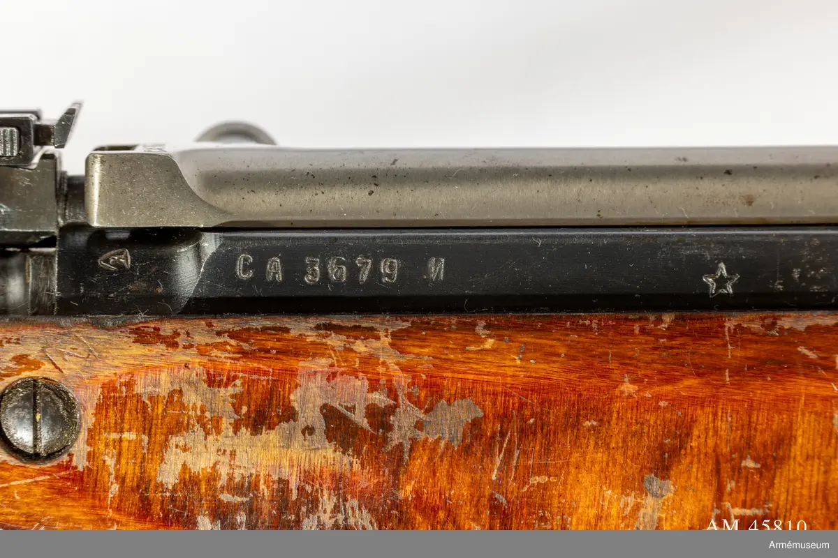 Grupp E IV.
Halvautomatiskt gevär m/1943 (m/1946?), system Simonov, Ryssland, med fast bajonett. Tillverkningsnummer CA 3679 N.