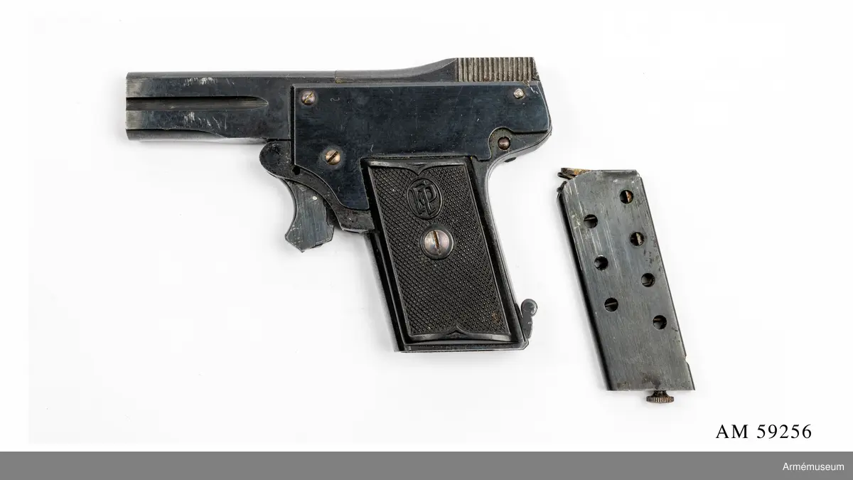 Grupp E III.
Miniatyrpistol. Världens minsta automatpistol, kallad Kolibri. 