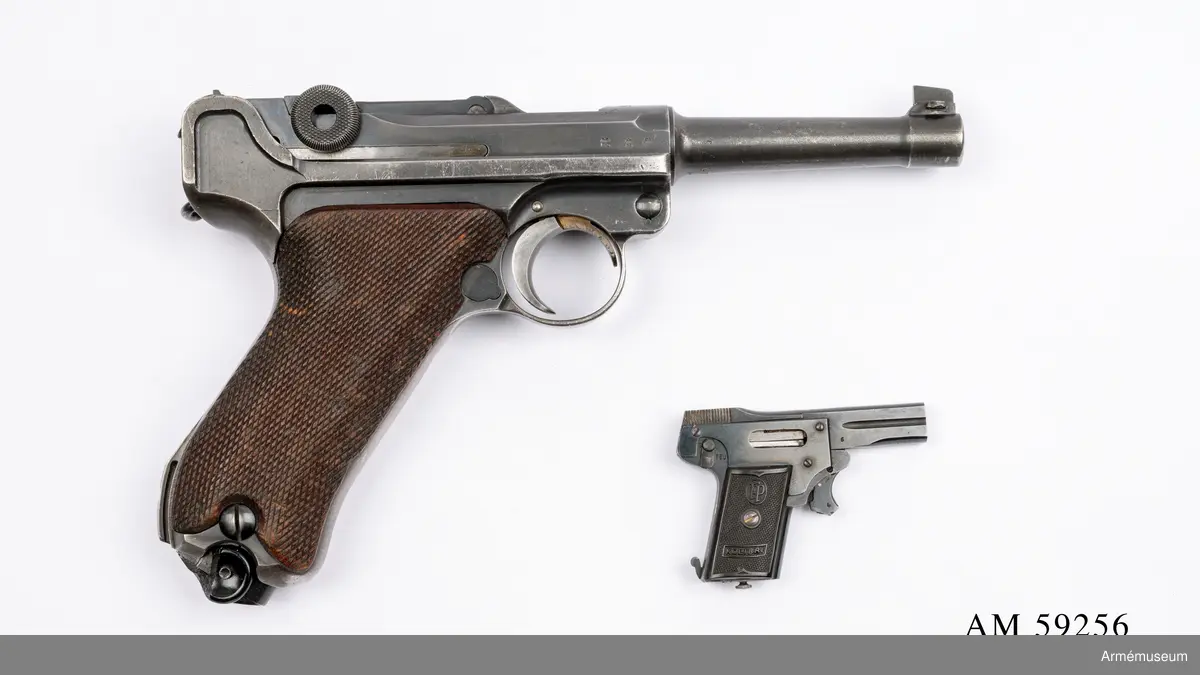 Grupp E III.
Miniatyrpistol. Världens minsta automatpistol, kallad Kolibri. 