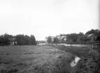 Fabrik vid bäck, möjligen ett glasbruk? Okänd plats, troligen Kronobergs län. Ca. 1900.