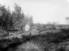 Bostadshus vid sågverk. Ca. 1900. Okänd plats, troligen Kronobergs län.