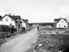 Bruksgatan i Johansfors med Johansfors glasbruk i bakgrunden. Ca. 1900.