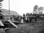 Uppställd personal vid möjligen ett okänt glasbruk. Ca. 1900.