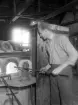 Glasarbetare vid Strömbergshyttans glasbruk, 1935.