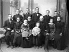 Johan Gustaf Petersson med familj, fotograferad i ateljé 1899.