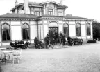 En grupp studenter framför Järnvägsrestaurangen i Växjö, ca. 1900.