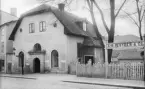 Stenhusgården, ett av få kvarstående hus av medeltida ursprung i Linköping. Byggnadens långa historia visar exempel på en rad skilda funktioner. Vid fototillfället 1926 inrymde huset caférörelse.