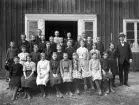 Klassfoto. Skolklass utanför en mindre skola. Ca. 1916. Okänd plats, troligen i Kronobergs län.