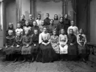 Klassfoto. skolklass från med fröken, från flickskolan. 1905. Fotograferad i makarna Forthmeiiers ateljé.