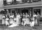 Bröllopspar och bröllopsgäster framför Bergkvara slott. Ca. 1920.