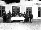 En grupp människor vid ett kaffebord, framför matsal / pensionat. Ca. 1895.