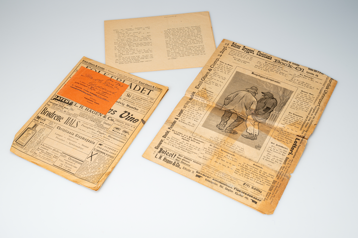 En utgave av "Folkebladet" fra 1909. Det er både gotisk og latinsk skrift på innholdet. Det er illustrert med fotografier i svart-hvitt. Det er også en del reklame i bladet. Det er to vedlegg til bladet. Det er limt på en lapp som minner abonnenten om "skyldig kontingent på kr. 1,50,-"