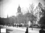 Ett stycke Linköping genom ett fotografi som bär amatörens prägel. Kanske är det just därför bilden ger oss detta hastiga besök mitt i stadsbornas vardag. Storgatan utmed kvarteret Dykaren och i höjd med Sankt Larskyrkan. Fotografiet är varken daterat eller attribuerat. För den första oklarheten svarar vi 1890-tal. Inför den andra frågan finns ett fåtal rimliga fotografer att välja bland, vi utser Fritz Lovén (1844-1939).