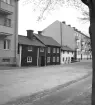 Hunnebergsgatan i Linköping är ett stråk som ännu bär ålderdomlig prägel. Stora delar av gatans hus har emellertid ersatts under årens lopp. Våren 1945 hukade exempelvis gatans nummer 35-37 alltjämt i snar väntan på rivning. Vy från sydväst.