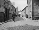 Uppför Tanneforsgatan mot Stora torget i Linköping. Miljön som den togs sig ut 1907.