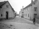 Ett grynig men för tiden sällan avbildad del av Linköping. Gråbrödragatan från korsningen med Ågatan med kameran riktad norrut. Foto 1946.