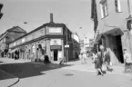 Linköping där Nygatan och Tanneforsgatan angör Trädgårdstorget. Det låga basarliknande affärshuset hade uppförts vid mitten av 1920-talet efter att delar av kvarteret sanerats från äldre hus. Nu, 1974, planerades det för en andra rivningsvåg i området.